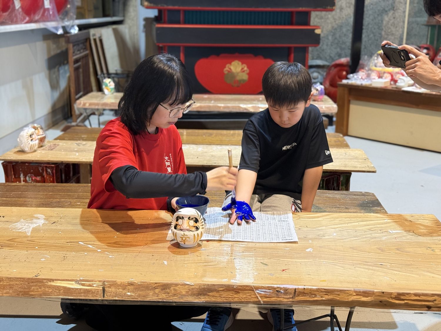 大門屋の工房でカラー手形体験をしている様子