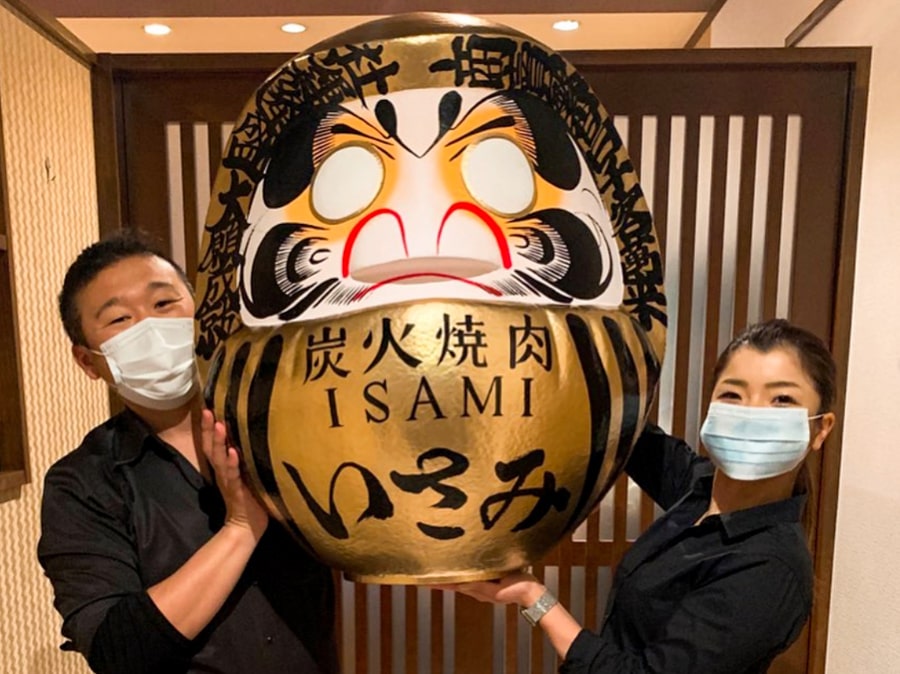 Daruma dorado de 74 cm con logo